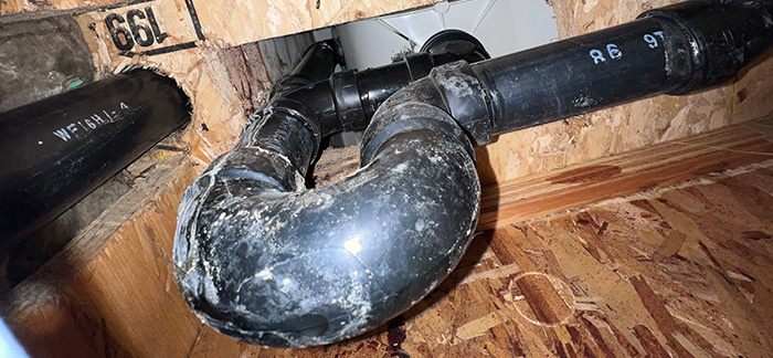 A waste and overflow pipe connected to a P-trap.